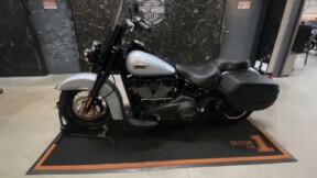 2024 Harley-Davidson<sup>®</sup> Heritage Classic ATLAS SLV MTLIC W/ PINSTRIP thumb 0