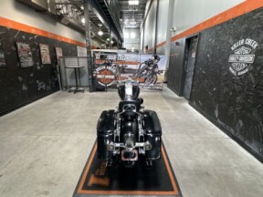 2016 Harley-Davidson<sup>®</sup> Road King<sup>®</sup> BLACK W/PINSTRIPE thumb 3