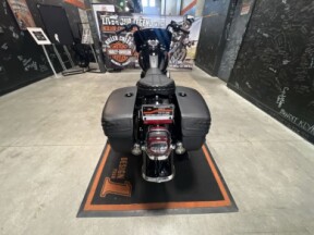2025 Harley-Davidson<sup>®</sup> Heritage Classic VIVID BLACK W/ PINSTRIPE thumb 3