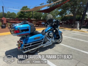 2011 Harley-Davidson<sup>®</sup> Electra Glide® Ultra Classic® thumb 3