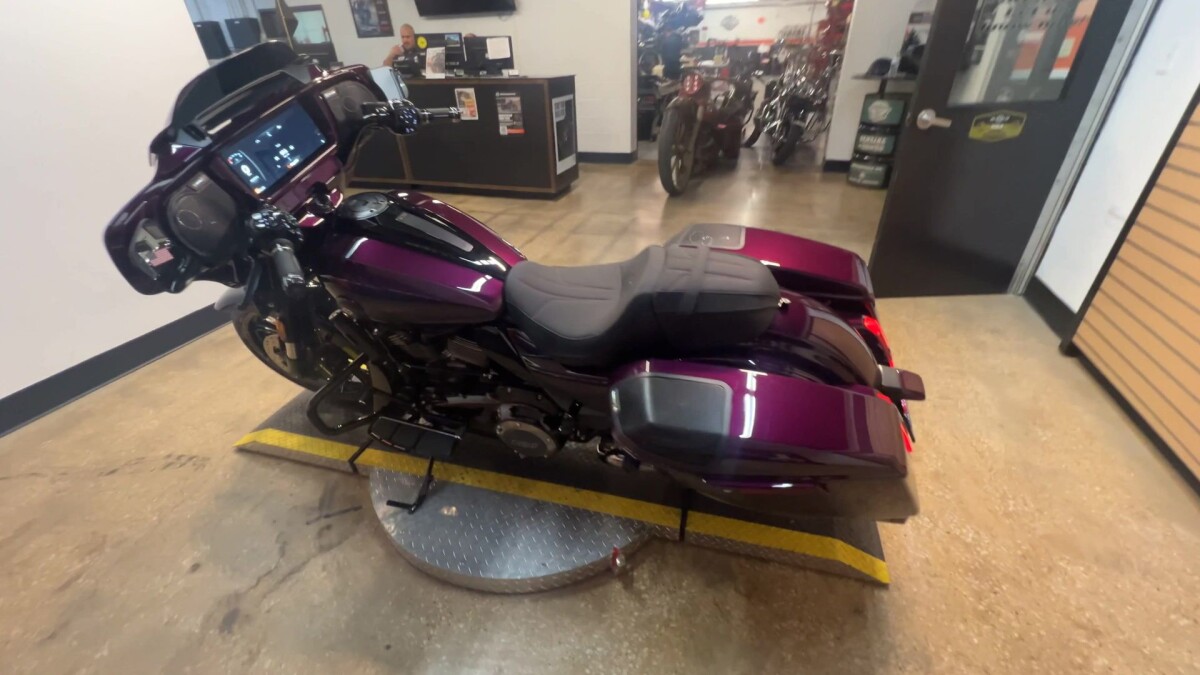2025 Harley-Davidson CVO Street Glide FLHXSE - Photo 9