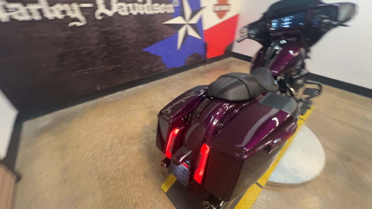 2025 Harley-Davidson CVO Street Glide FLHXSE - Photo 3