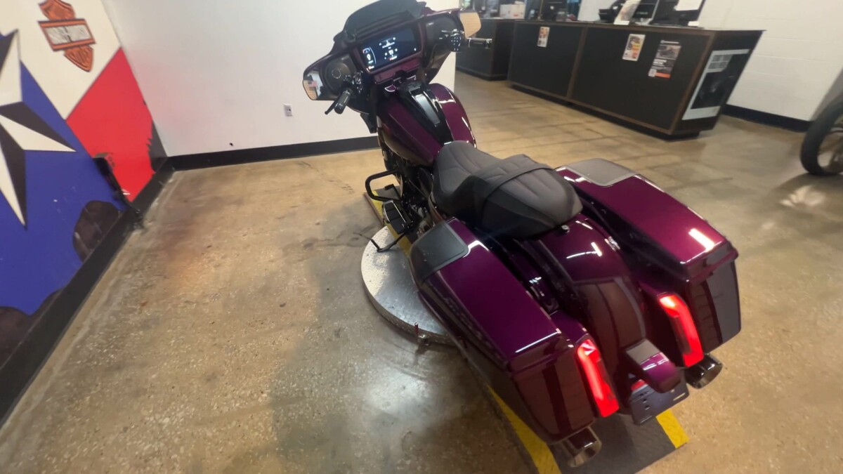 2025 Harley-Davidson CVO Street Glide FLHXSE - Photo 2