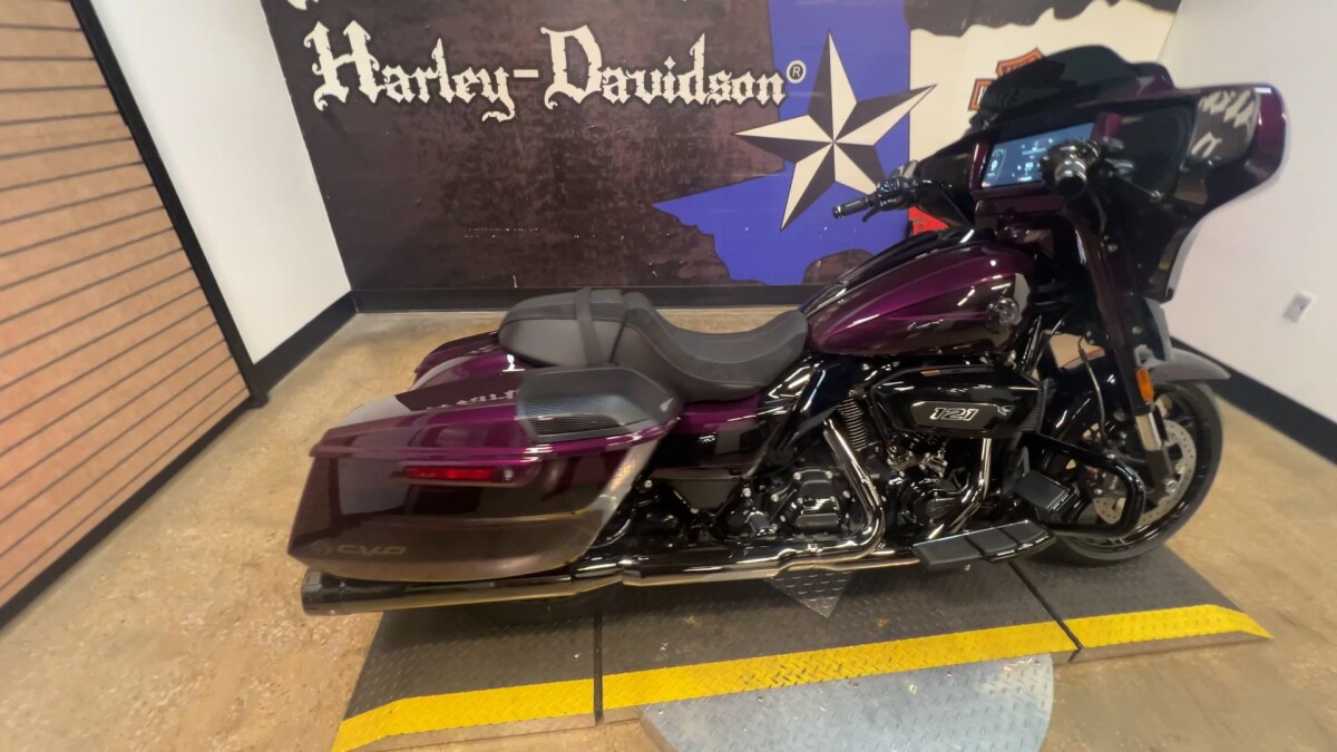 2025 Harley-Davidson CVO Street Glide FLHXSE - Photo 4