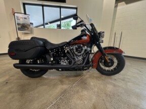 2025 Harley-Davidson<sup>®</sup> Heritage Classic Whiskey Fire / Vivid Black w/Laced Wheels thumb 2