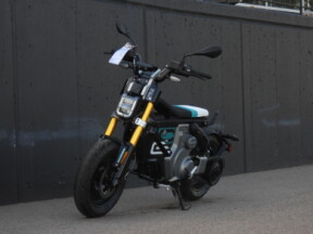 2024 BMW Motorrad CE 02 thumb 3