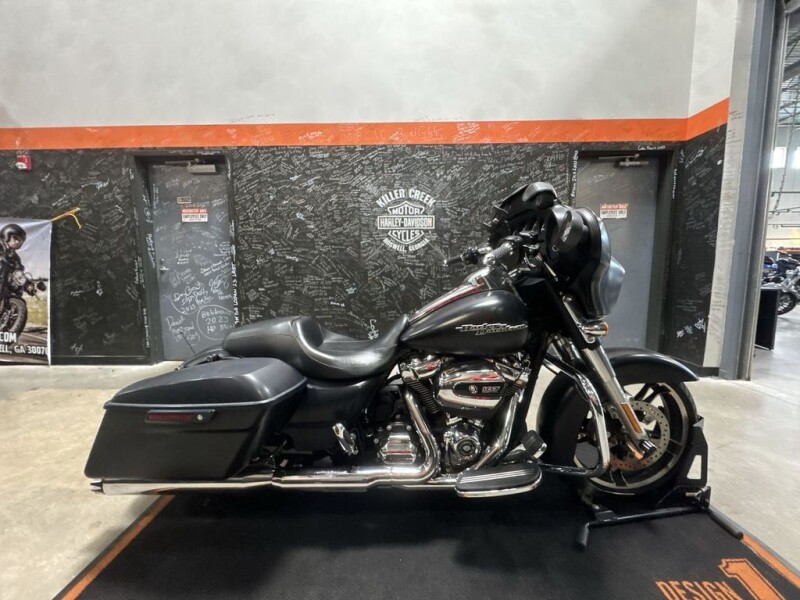 2017 Harley-Davidson<sup>®</sup> Street Glide<sup>®</sup> Special BLACK DENIM
