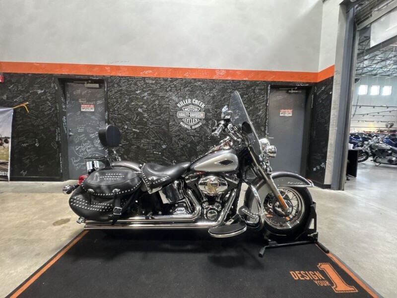 2014 Harley-Davidson<sup>®</sup> Heritage Softail<sup>®</sup> Classic CHAR PRL/B SLVR W/ PINSTRIP