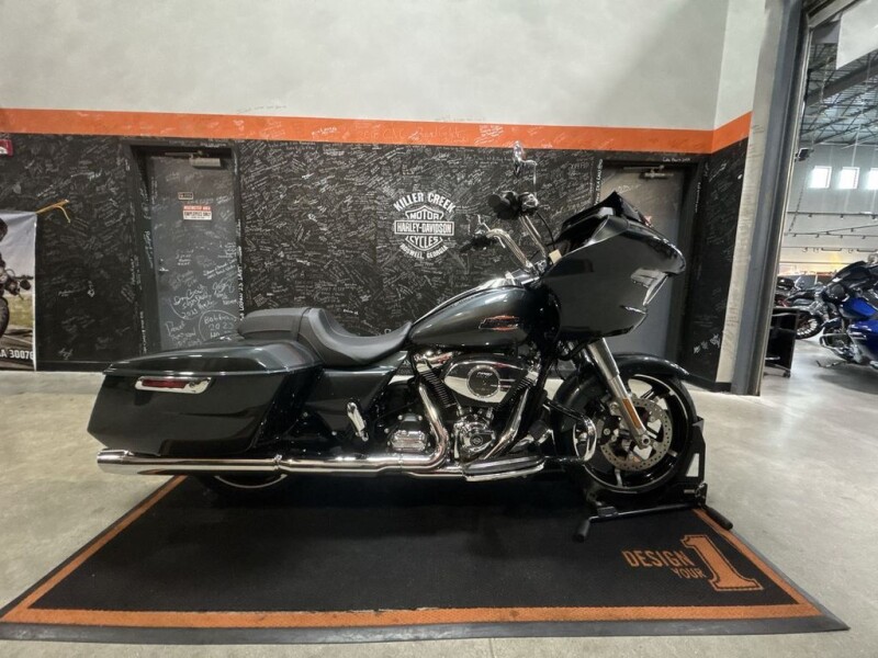 2025 Harley-Davidson<sup>®</sup> Road Glide® IRON HORSE MTLC