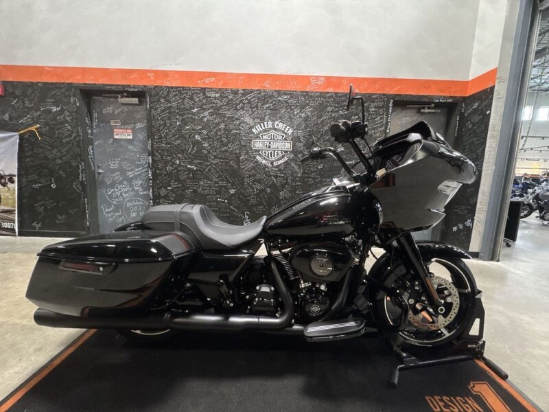 2025 Harley-Davidson<sup>®</sup> Road Glide® VIVID BLACK