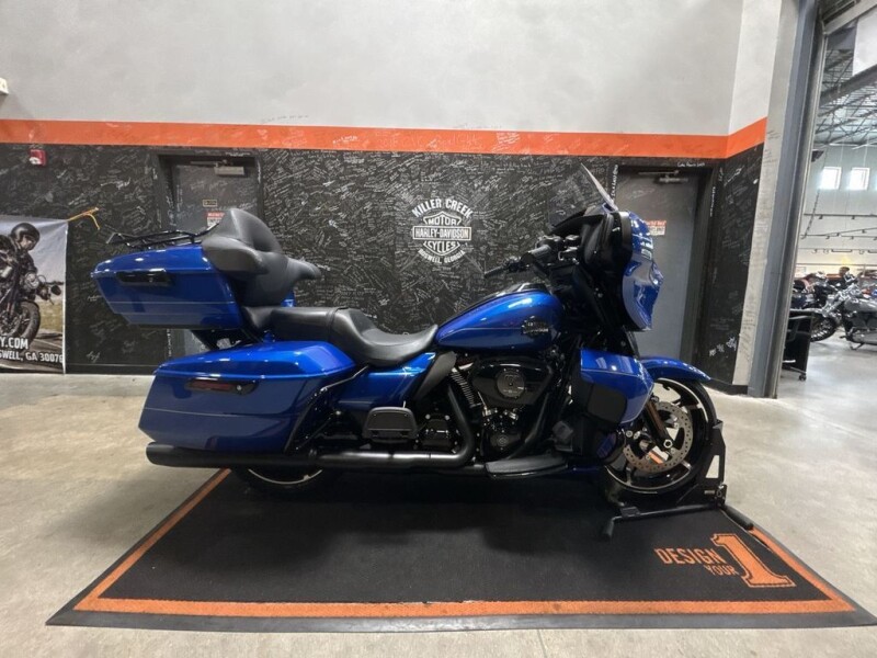2025 Harley-Davidson<sup>®</sup> Street Glide® Ultra BLUE BURST W/ PINSTRIPE