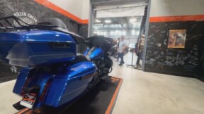 2025 Harley-Davidson<sup>®</sup> Street Glide® Ultra BLUE BURST W/ PINSTRIPE thumb 1