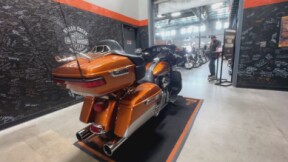 2014 Harley-Davidson<sup>®</sup> Electra Glide<sup>®</sup> Ultra Limited WHSKY/B SILVER W/ PINSTRIPE thumb 1