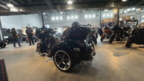 FLHTCUTGSE 2022 CVO™ Tri Glide® thumb 3
