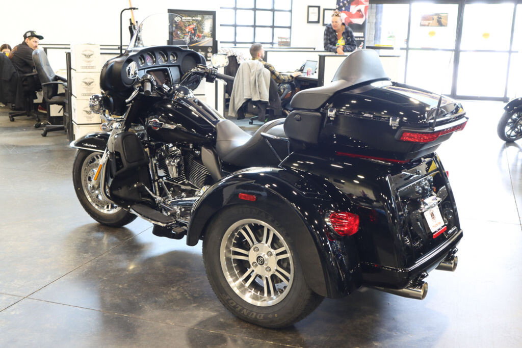 FLHTCUTG 2024 Tri Glide Ultra - Photo 9