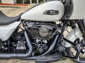 FLTRX 2024 Road Glide® thumb 2