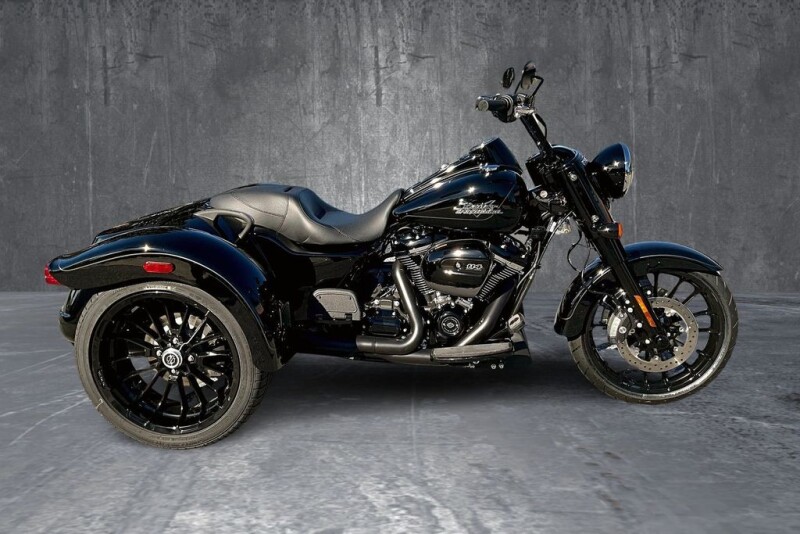 2024 Harley-Davidson<sup>®</sup> Freewheeler<sup>®</sup> VIVID BLACK W/ PINSTRIPE