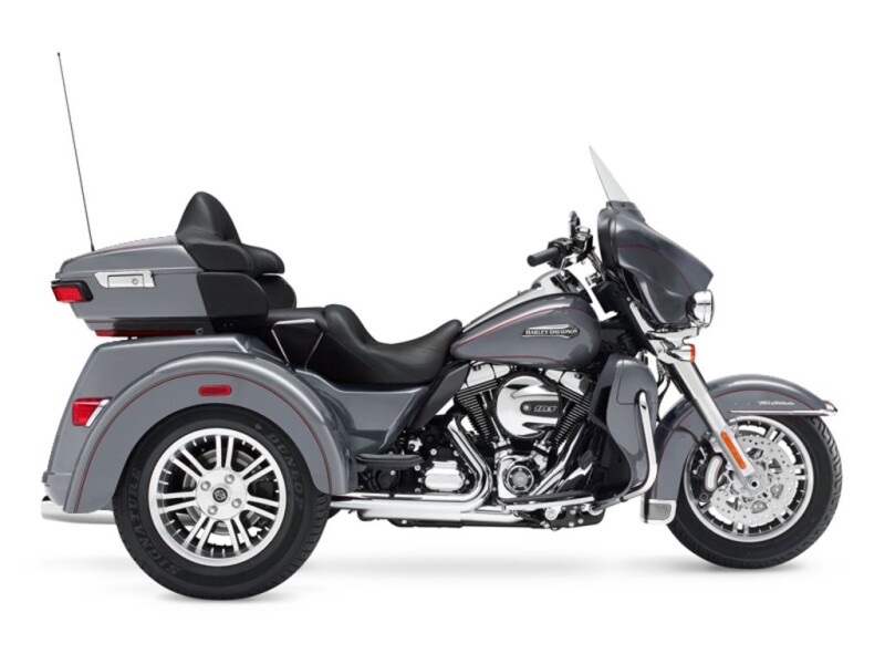 2016 Harley-Davidson® Tri Glide® Ultra BLACK W/PINSTRIPE