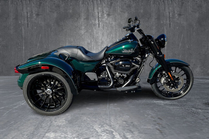 2024 Harley-Davidson<sup>®</sup> Freewheeler<sup>®</sup> ALPINE GRN/BLK W/ PINSTRIPE
