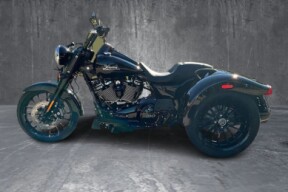 2024 Harley-Davidson<sup>®</sup> Freewheeler<sup>®</sup> VIVID BLACK W/ PINSTRIPE thumb 3