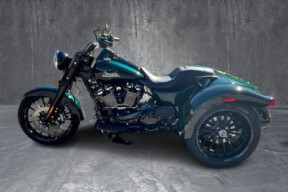 2024 Harley-Davidson<sup>®</sup> Freewheeler<sup>®</sup> ALPINE GRN/BLK W/ PINSTRIPE thumb 2