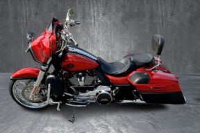 2018 Harley-Davidson® CVO™ Street Glide® ORNGLAVA/BLKDNM thumb 3