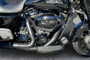 2024 Harley-Davidson<sup>®</sup> Freewheeler<sup>®</sup> VIVID BLACK W/ PINSTRIPE thumb 0