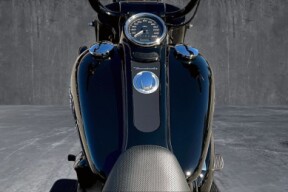 2024 Harley-Davidson<sup>®</sup> Freewheeler<sup>®</sup> VIVID BLACK W/ PINSTRIPE thumb 1