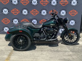 2024 Harley-Davidson<sup>®</sup> Freewheeler<sup>®</sup> ALPINE GRN/BLK W/ PINSTRIPE thumb 3