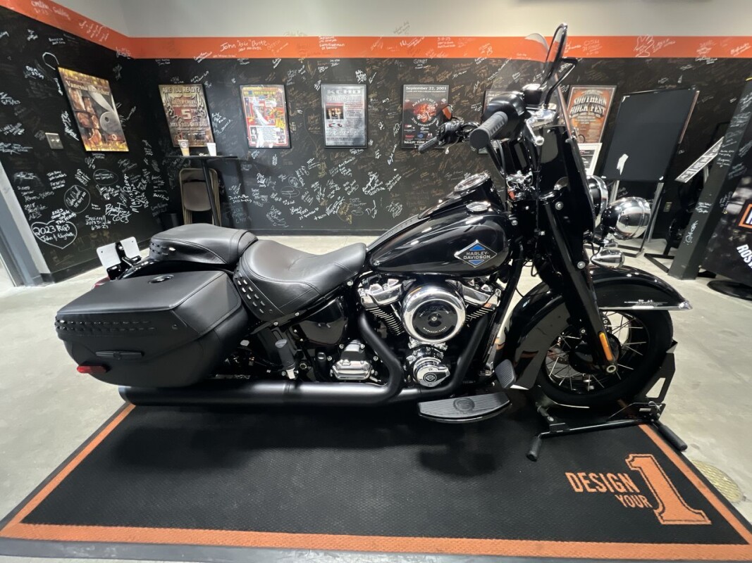 2025 Harley-Davidson Heritage Classic VIVID BLACK W/ PINSTRIPE - Photo 4