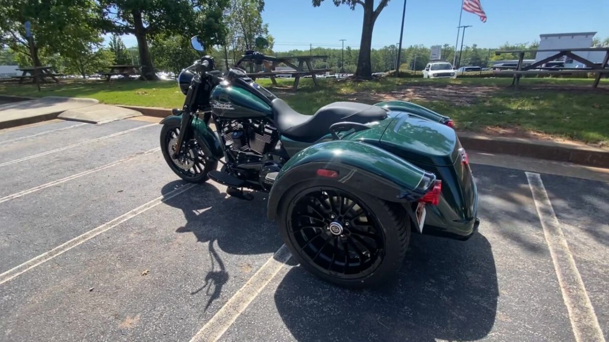 2024 Harley-Davidson Freewheeler ALPINE GRN/BLK W/ PINSTRIPE - Photo 2