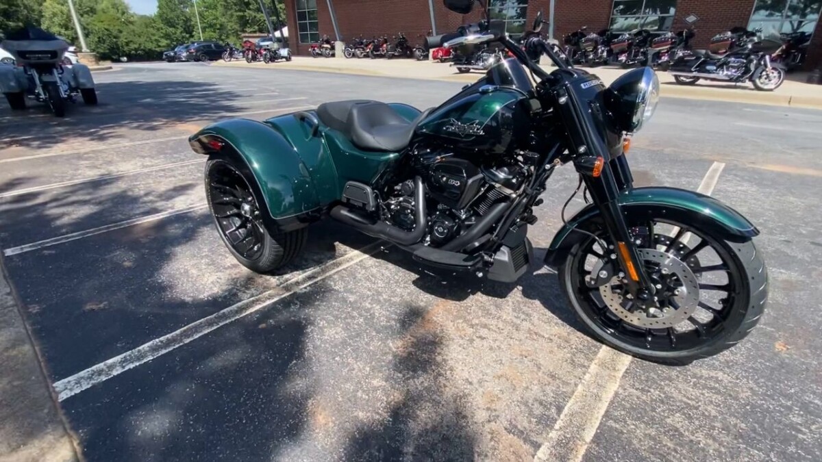 2024 Harley-Davidson Freewheeler ALPINE GRN/BLK W/ PINSTRIPE - Photo 6