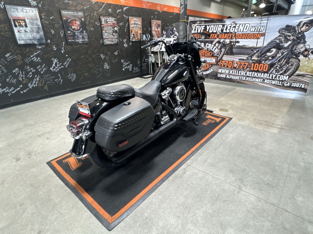 2025 Harley-Davidson Heritage Classic VIVID BLACK W/ PINSTRIPE - Photo 5