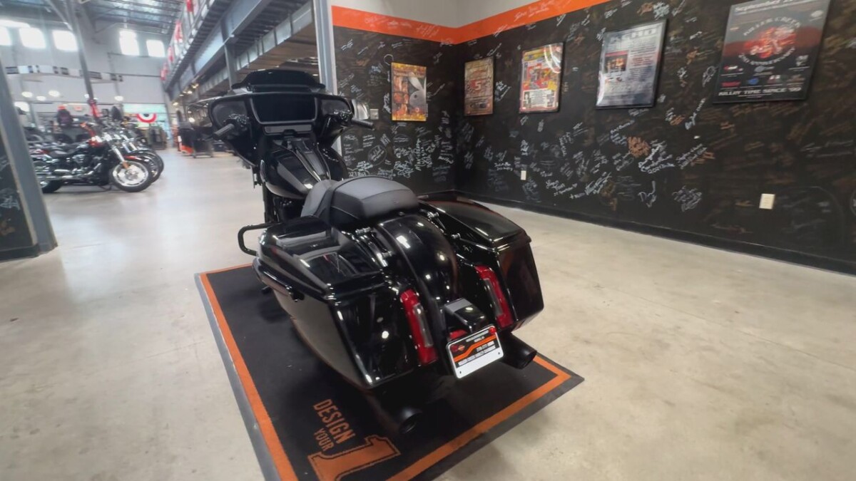 FLHX 2025 Street Glide - Photo 3