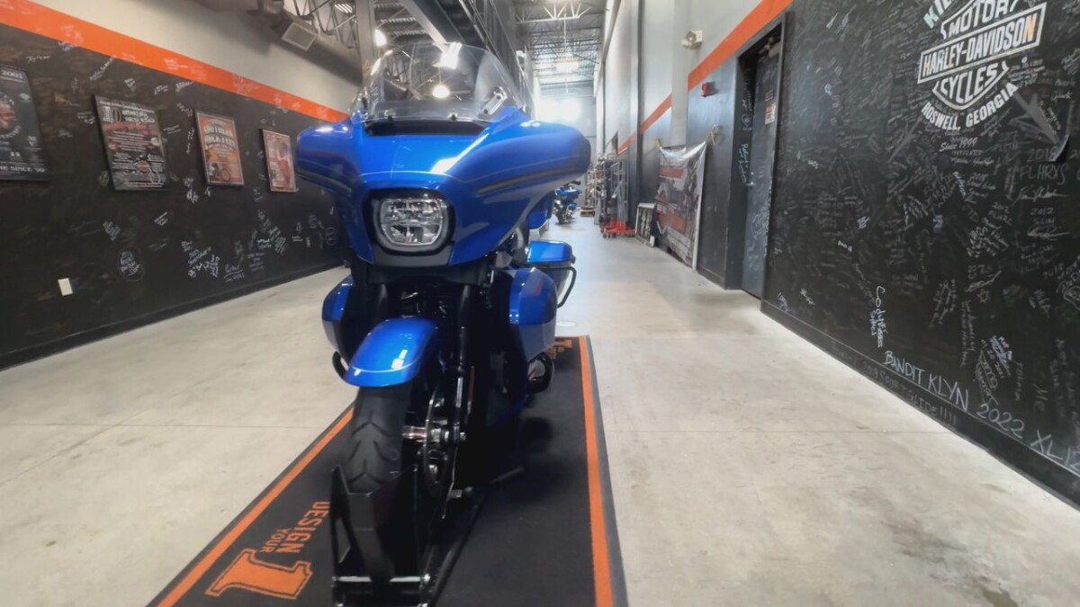 2025 Harley-Davidson Street Glide Ultra BLUE BURST W/ PINSTRIPE - Photo 8