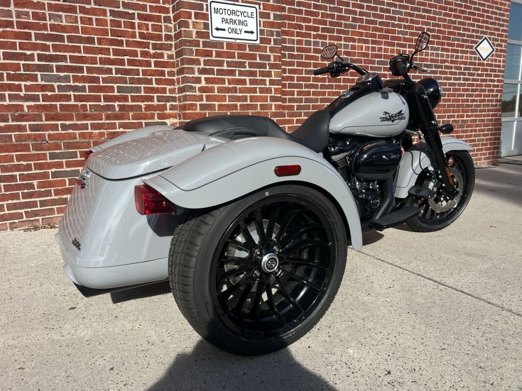 2024 Harley-Davidson Freewheeler BILLIARD GRAY W/ PINSTRIPE - Photo 6