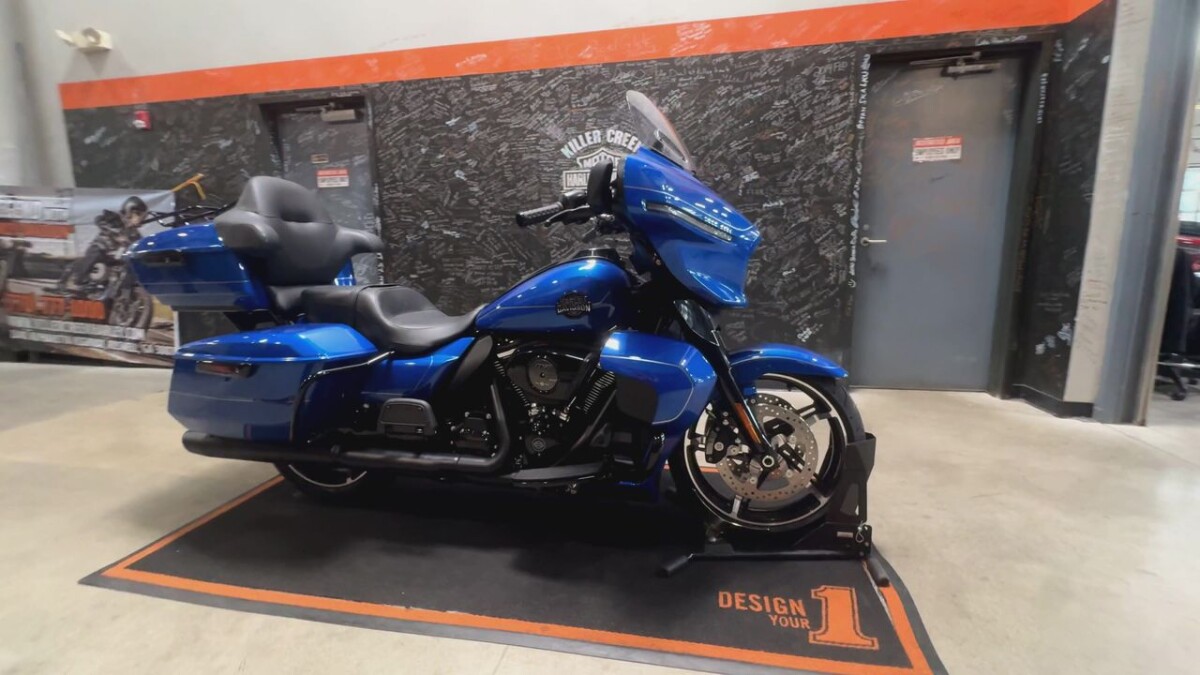 2025 Harley-Davidson Street Glide Ultra BLUE BURST W/ PINSTRIPE - Photo 6