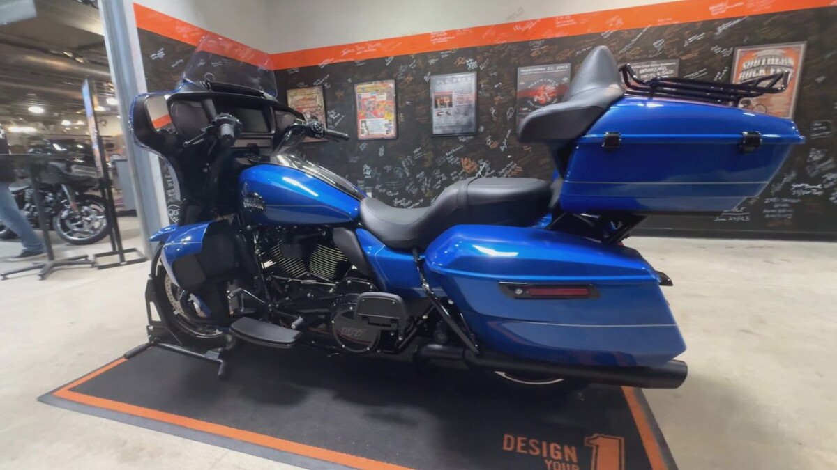 2025 Harley-Davidson Street Glide Ultra BLUE BURST W/ PINSTRIPE - Photo 2