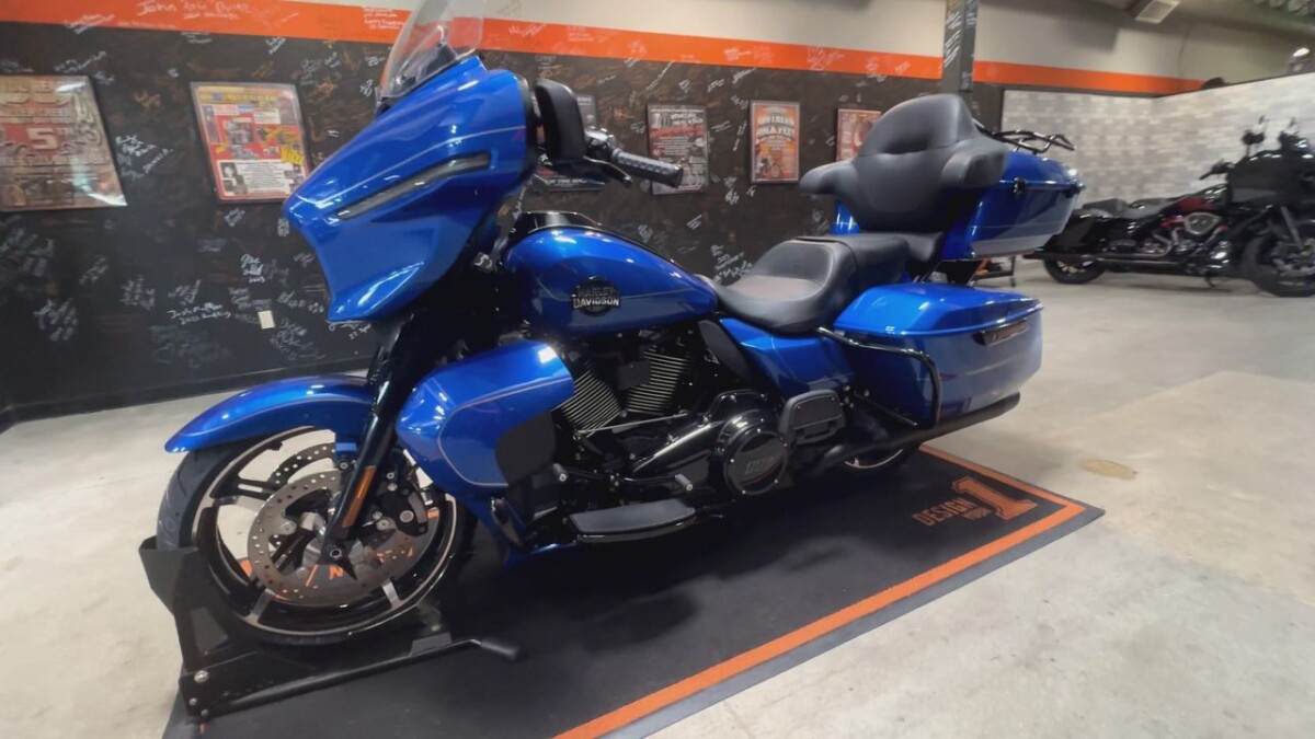 2025 Harley-Davidson Street Glide Ultra BLUE BURST W/ PINSTRIPE - Photo 9