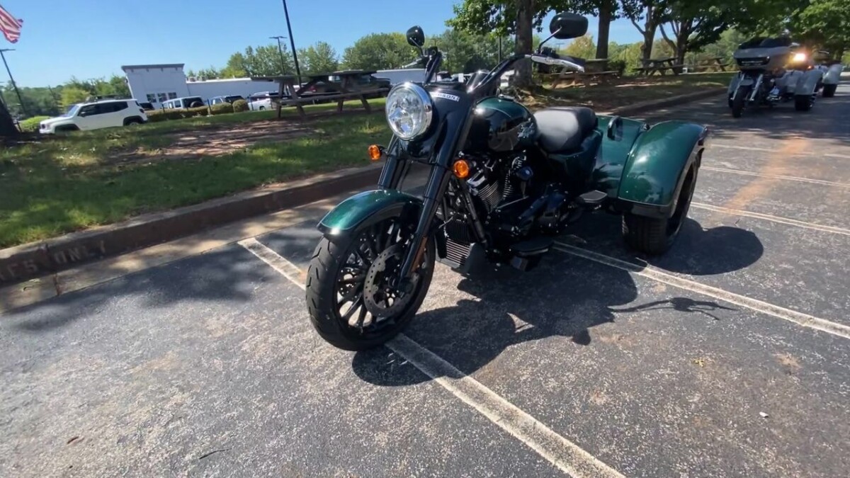 2024 Harley-Davidson Freewheeler ALPINE GRN/BLK W/ PINSTRIPE - Photo 8