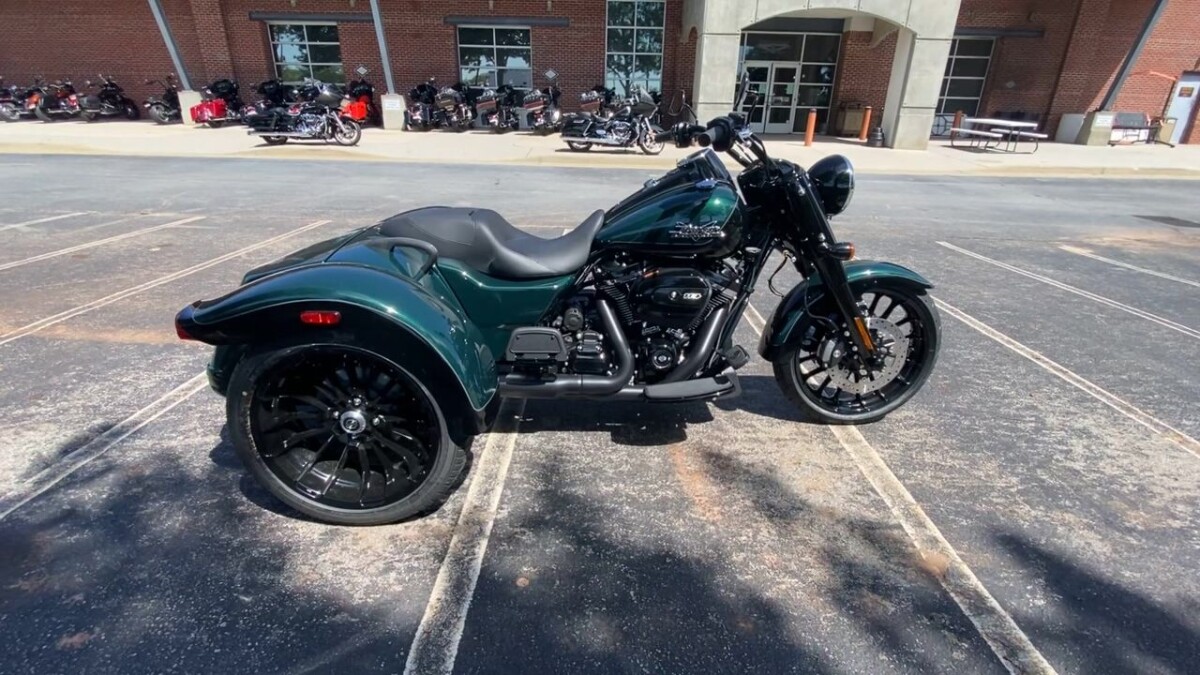 2024 Harley-Davidson Freewheeler ALPINE GRN/BLK W/ PINSTRIPE - Photo 5