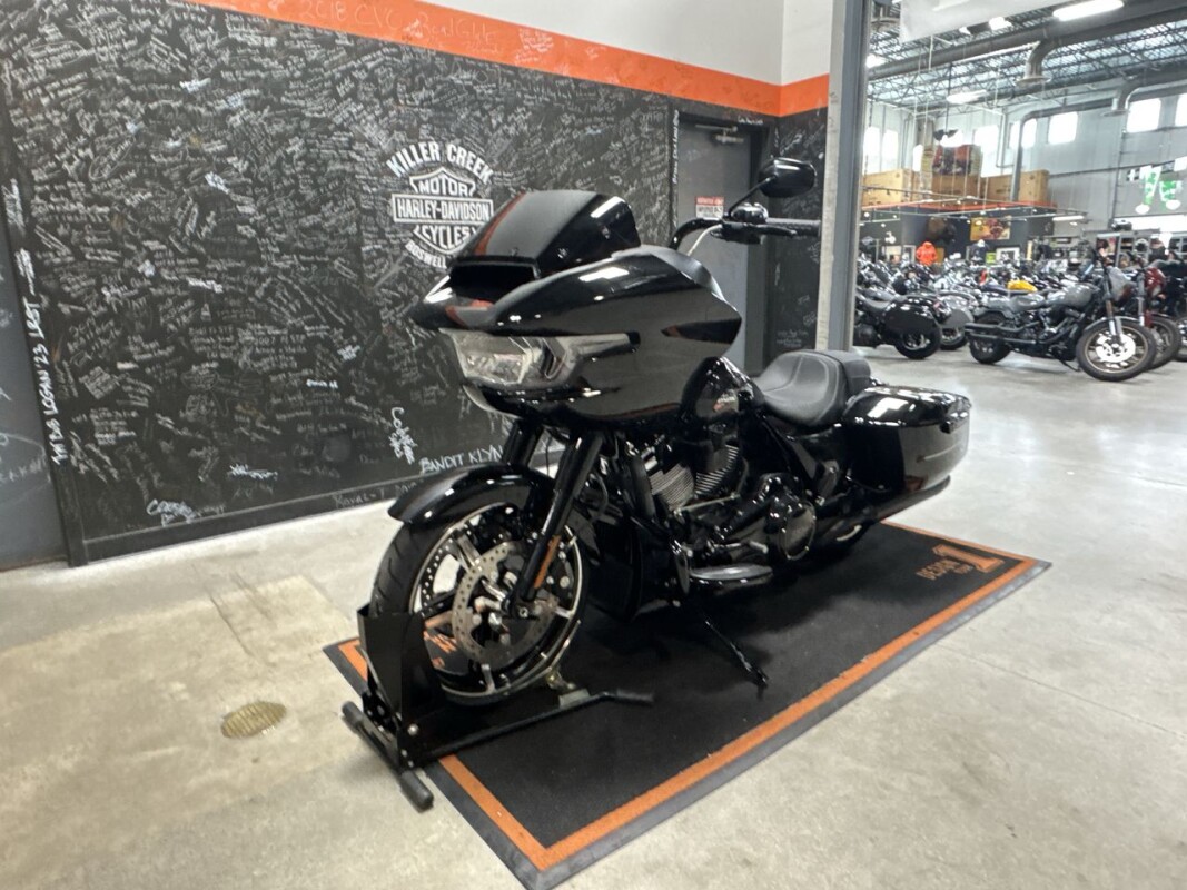 2025 Harley-Davidson Road Glide VIVID BLACK