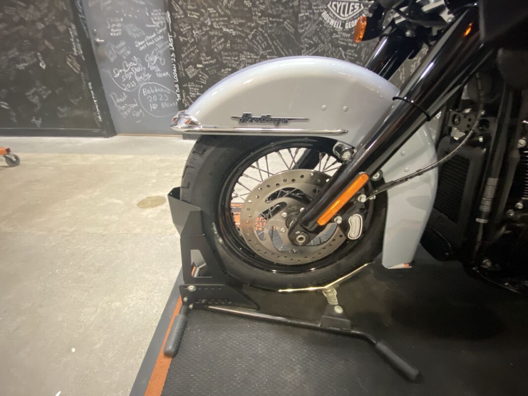2024 Harley-Davidson Heritage Classic ATLAS SLV MTLIC W/ PINSTRIP - Photo 10