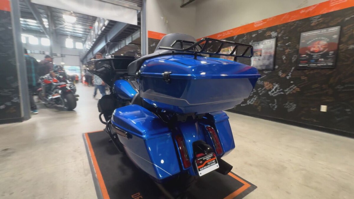2025 Harley-Davidson Street Glide Ultra BLUE BURST W/ PINSTRIPE - Photo 3