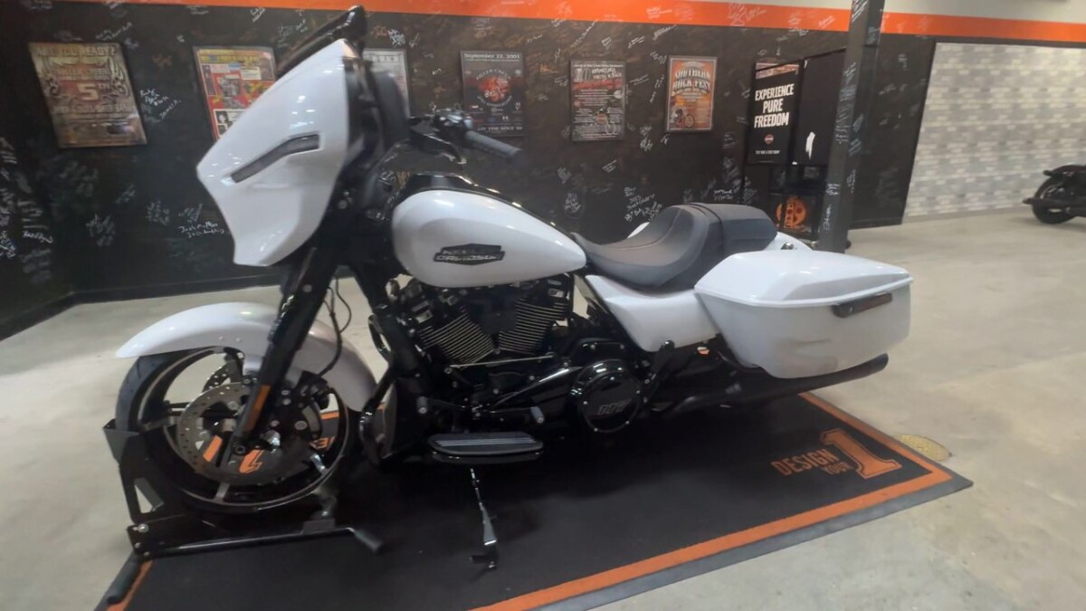 FLHX 2025 Street Glide - Photo 9