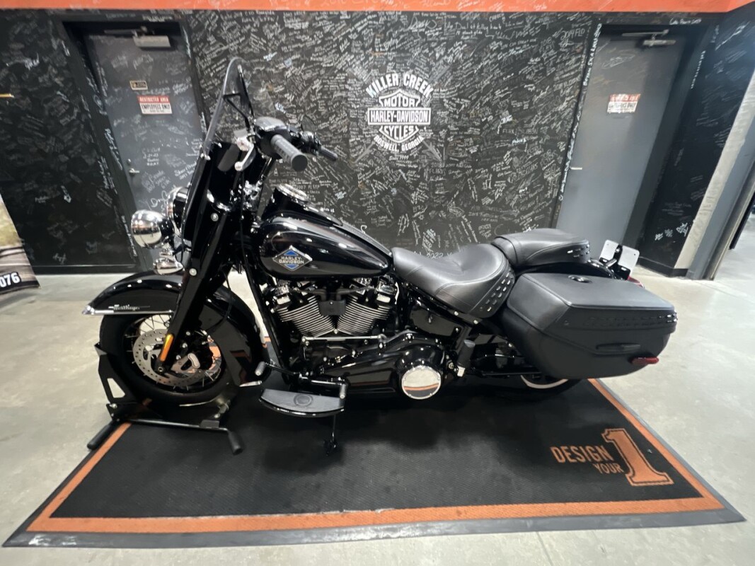2025 Harley-Davidson Heritage Classic VIVID BLACK W/ PINSTRIPE - Photo 8
