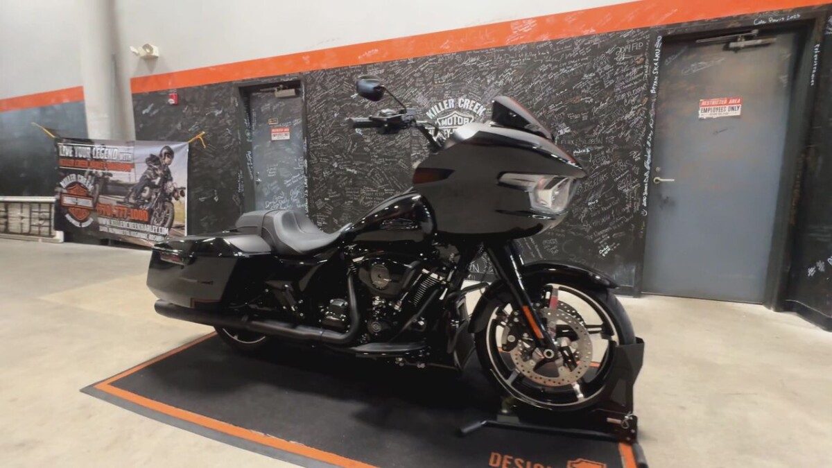 2025 Harley-Davidson Road Glide VIVID BLACK - Photo 6