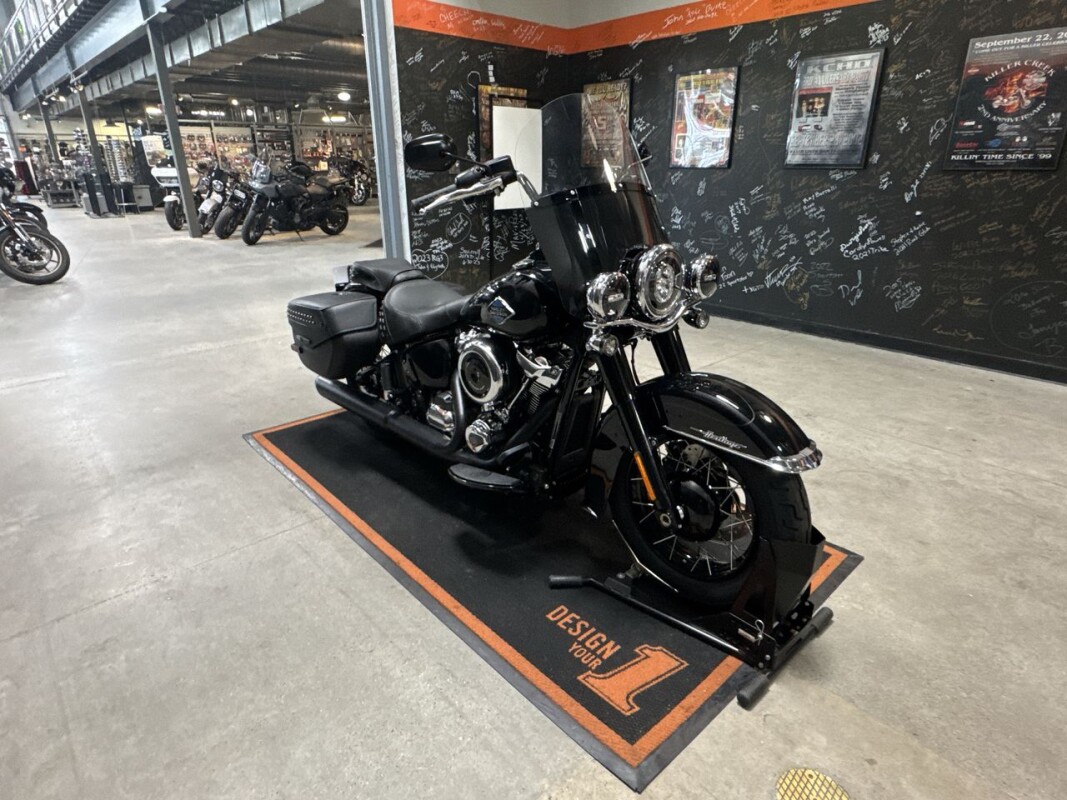 2025 Harley-Davidson Heritage Classic VIVID BLACK W/ PINSTRIPE - Photo 3