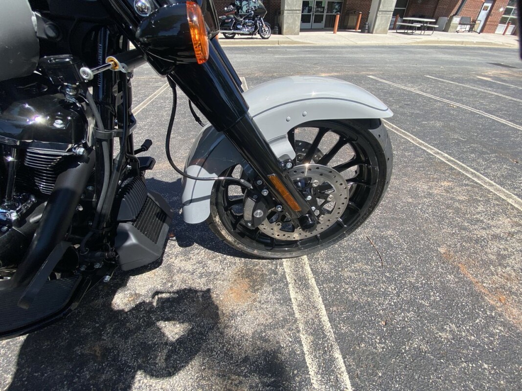 2024 Harley-Davidson Freewheeler BILLIARD GRAY W/ PINSTRIPE - Photo 10
