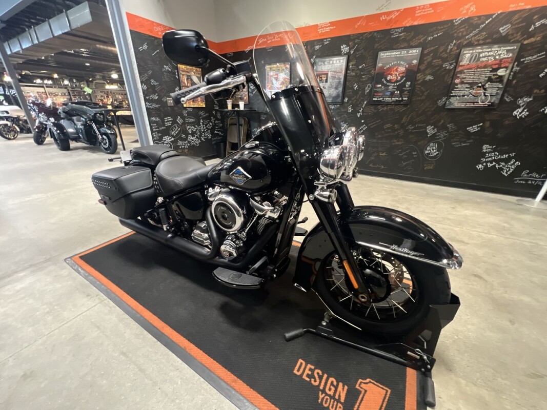 2025 Harley-Davidson Heritage Classic VIVID BLACK W/ PINSTRIPE - Photo 5